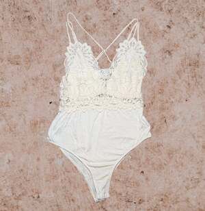 Mod On Trend Ivory Lace Bodysuit with Strappy Back boho size small